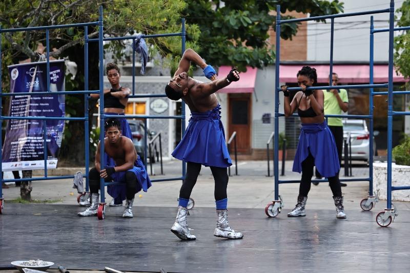 Espetáculo Homens de Ogum é apresentado em praças de Salvador durante Circuito da Dança