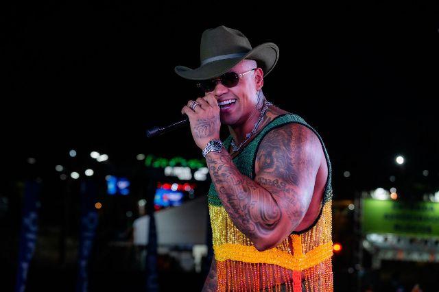 Léo Santana arrasta multidão no Fortal com o Bloco Vem com O Gigante