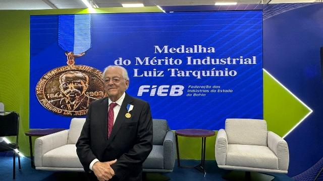 Eduardo Valente recebe Medalha do Mérito Industrial da FIEB