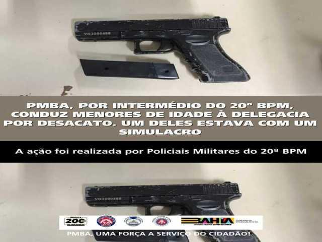 POLICIA MILITAR CONDUZ MENORES DE IDADE À DELEGACIA POR DESACATO. UM DELES ESTAVA COM UM SIMULACRO