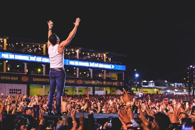 Vaquejada de Serrinha encerra primeira noite com shows de Léo Santana e Wesley Safadão