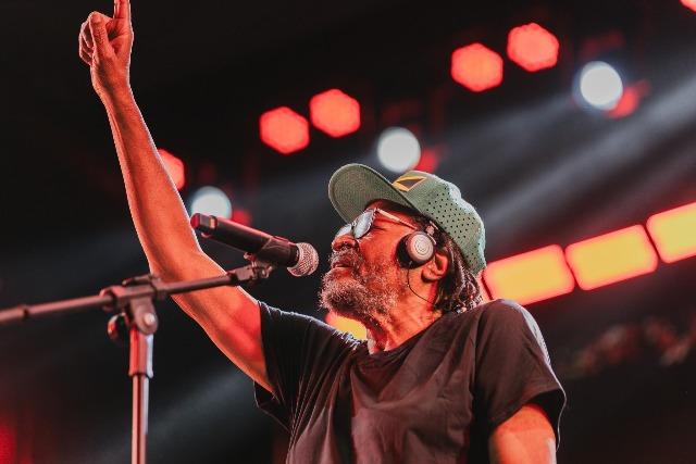 Edson Gomes reúne milhares de pessoas na abertura do Festival de Lençóis