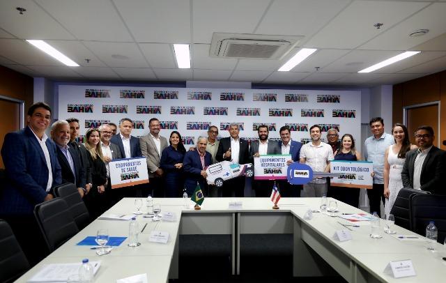 Governador se reúne com prefeito de Jacaraci e entrega equipamentos de saúde para o município