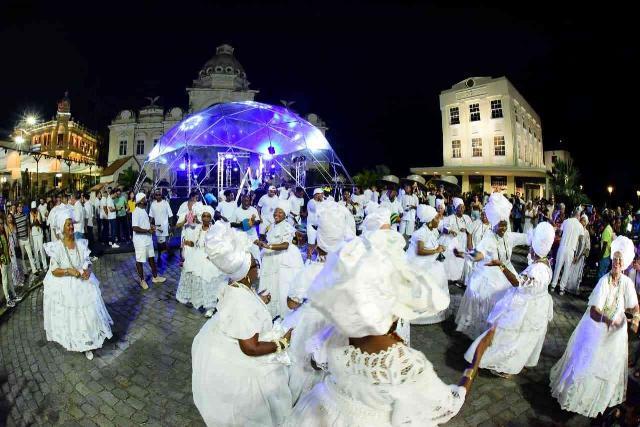 Salvador Capital Afro ocupa Viver Salvador com desfile de moda e Márcio Victor e Felipe Escandurras na passarela