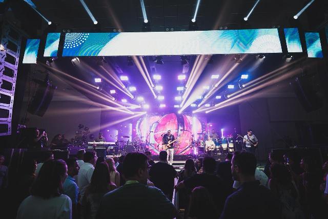 Com axé, emoção e casa cheia, Durval e Peixe marcam a abertura do Réveillon Costa do Sauípe, que hoje chega à grande virada com Saulo e Batifun