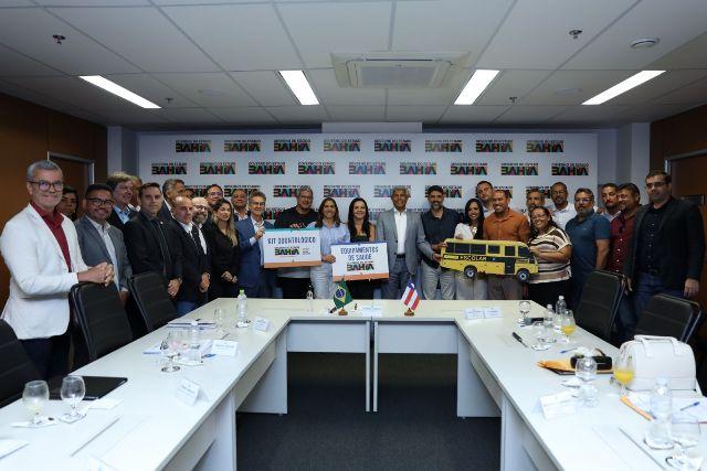 Equipamentos para a saúde e educação são entregues em reunião com Prefeitura de Aurelino Leal