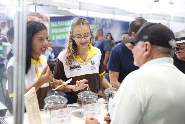 Escolas-fábricas estaduais mostram força na abertura da Fenagro