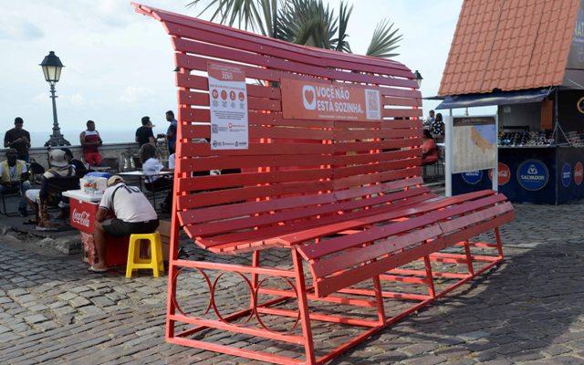 Na Praça Thomé de Souza, Prefeitura instala Banco Vermelho como símbolo de combate à violência contra a mulher