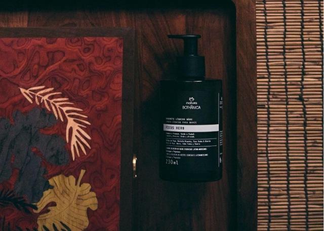 Natura Bothânica e WAIWAI Rio apresenta peça exclusiva e limitada para o Natal 2025