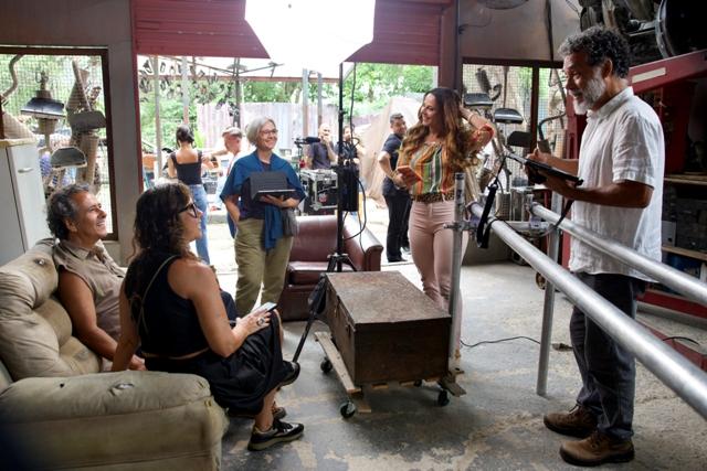 Chegou a hora! Consuelo aparece no ferro-velho para ajudar Misael