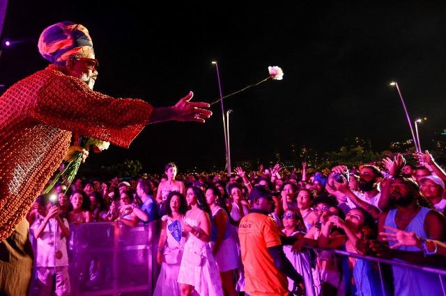Enxaguada de Yemanjá 2026, sob o comando de Carlinhos Brown, tem vendas de ingresso digital e no Shopping Barra