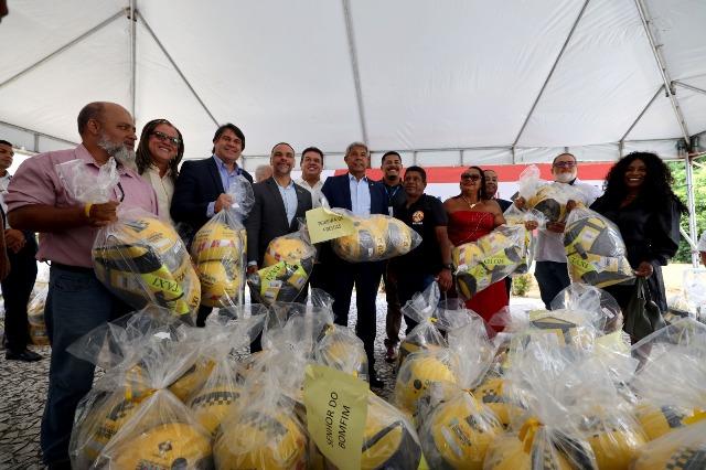 Estado entrega mais de 200 certificados, kits de proteção e bags para mototaxistas e motofretistas da Bahia