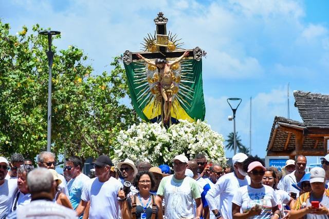 Fiéis levam imagem do Senhor do Bonfim à Conceição da Praia em procissão marítima que precede Lavagem