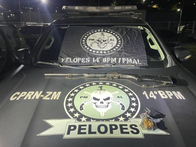 Ações da PM retiram drogas e arma de fogo de circulação