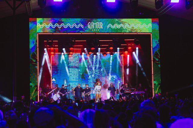 Camarote Glamour recebe shows de Ludmilla e Parangolé em primeira noite de festa