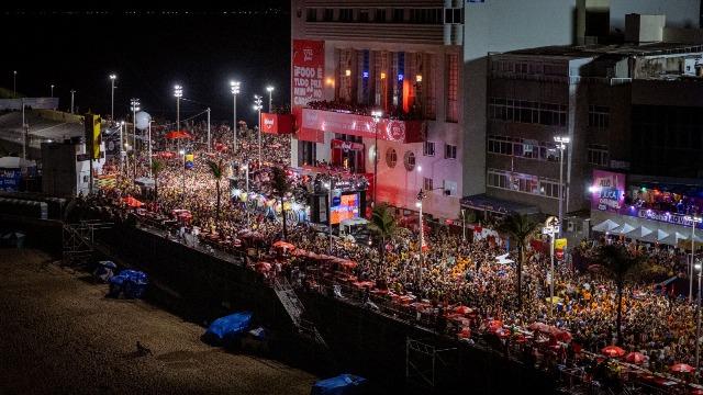 Margareth Menezes comanda um mar de fantasiados no bloco Os Mascarados