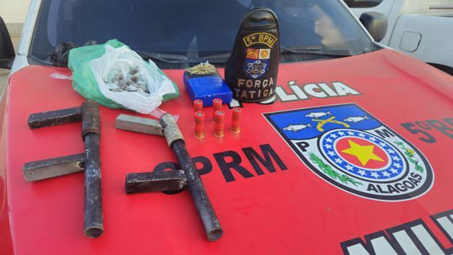 Operações da PM terminam em flagrante de menor com drogas e armas e prisão de suspeito por tráfico