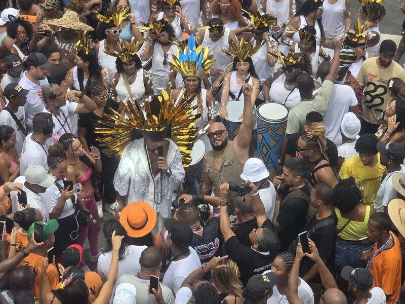 Pierre Onassis celebra maratona no Carnaval e emociona no Arrastão da Quarta-feira de Cinzas