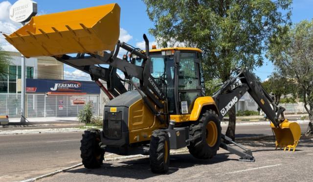 Prefeitura de Paulo Afonso avança em equipamentos de infraestrutura com mais uma retroescavadeira para o município