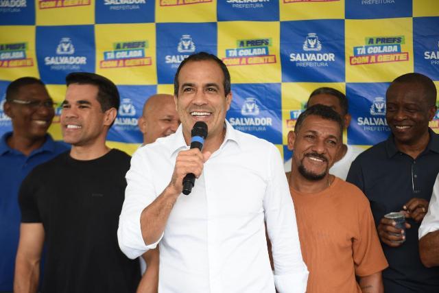 Prefeitura de Salvador entrega na Avenida Gal Costa o 95º campo de grama sintética da cidade