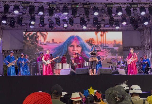 “Uma Noite Arrebatadora na Praça do Povo: Baby do Brasil Transforma a Castro Alves em um Espetáculo de Fé, Música e Eternidade”
