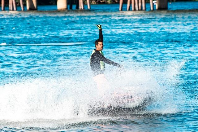 Atleta baiano leva espetáculo do motosurf ao Rio São Francisco durante festival esportivo em Juazeiro
