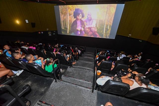 Dia da Síndrome de Down é celebrado de forma antecipada com sessão de cinema e meias trocadas