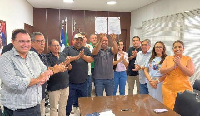 Histórico: Prefeito Sanciona Lei que Reduz Taxa de Esgoto em 50% em Paulo Afonso