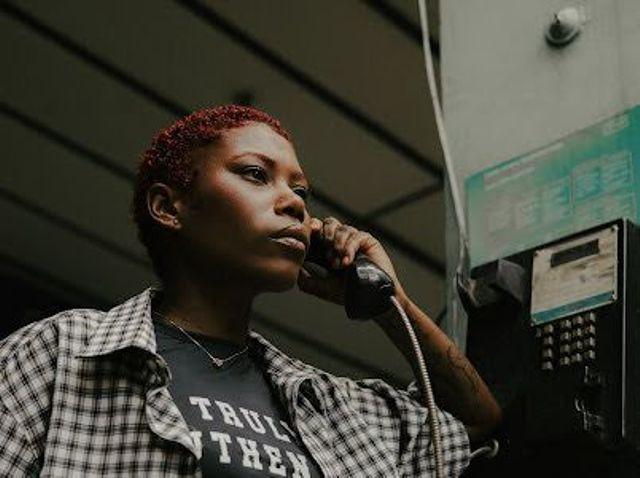 Marca de Salvador aposta em streetwear autoral com drop que resgata estética urbana dos anos 90