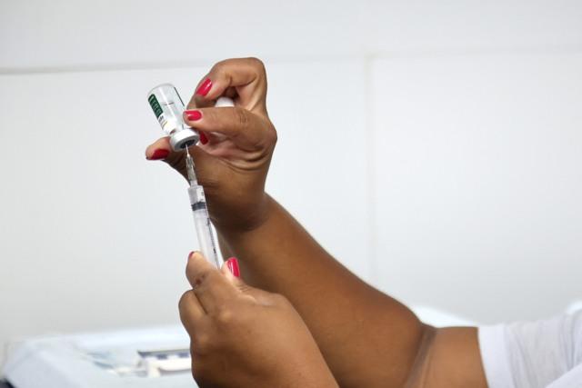 Profissionais de saúde recebem vacinação contra dengue em Salvador