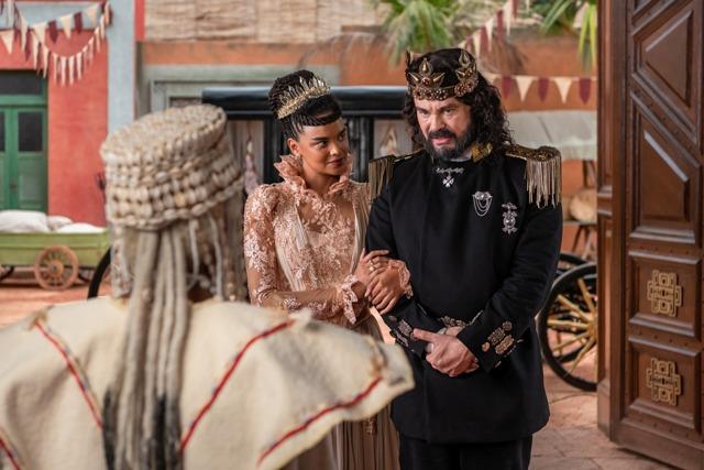 Rei Augusto e Rainha Cesária, de ‘Cordel Encantado’, participam do casamento de Jendal e Alika, de ‘A Nobreza do Amor’