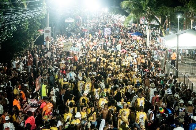 Viola de Doze arrastou multidão no Bloco do Kais durante o Festival de Arembepe