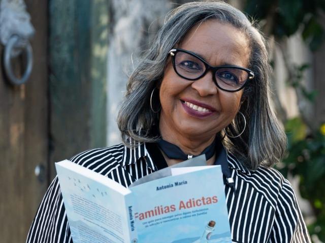 Autora baiana Antonia Maria leva à Bienal debate sobre o papel da família na dependência química e realiza sessão de autógrafos