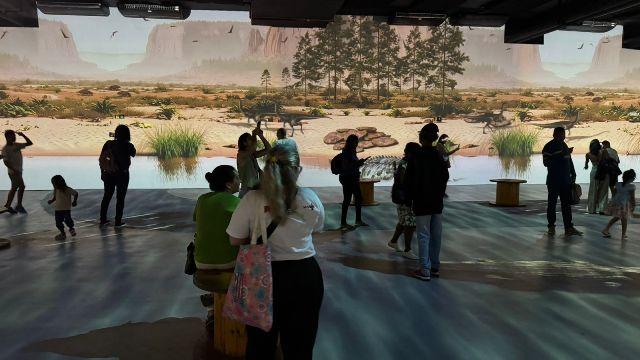Exposição imersiva “A Era dos Dinossauros” recebe crianças e adolescentes com espectro autista para sessão inclusiva
