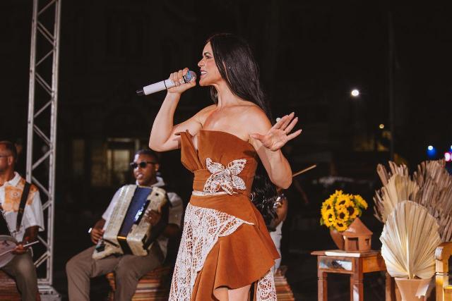 JEANNE LIMA GRAVA AUDIOVISUAL “PÉ NO CHÃO” E CELEBRA FASE MAIS ÍNTIMA DA CARREIRA EM SALVADOR