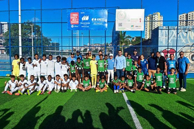 Prefeitura inaugura campo com grama sintética nos Barris pelo programa Bora Bahêa Meu Bairro