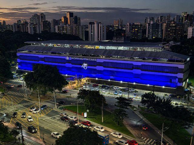 Shopping Itaigara ilumina fachada em azul em apoio à conscientização do autismo