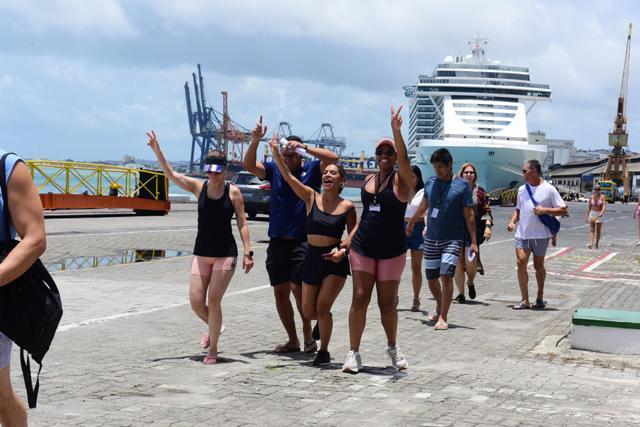Verão mantém alta do turismo em Salvador e movimenta R$ 7,6 bilhões na economia da capital baiana