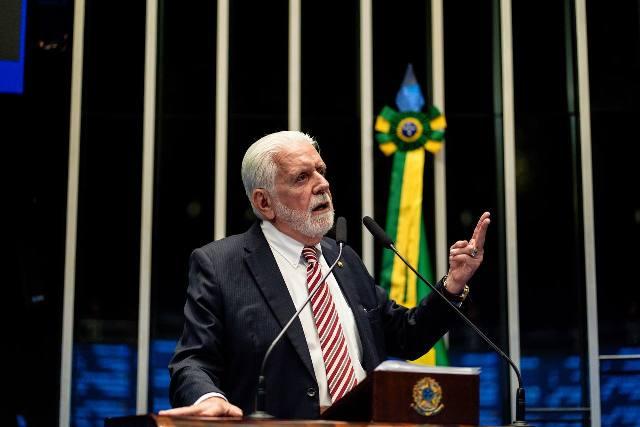 “Real News”: Wagner desmascara Flávio Bolsonaro e aponta origem do “Caso Master” no governo anterior