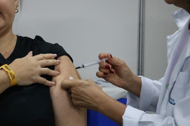 Sesab disponibilizará vacinas na assinatura de ordem de serviço para construção de maternidade em Lauro de Freitas