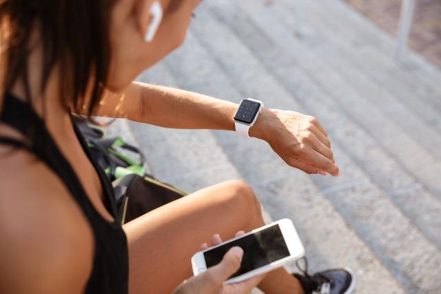Monitoramento por smartwatches ajuda na prática de exercícios, mas não substitui acompanhamento profissional