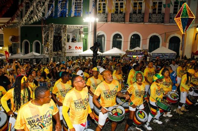 Torcida Brasil Olodum desafia chuva e reúne público no Pelourinho durante o São João da Bahia