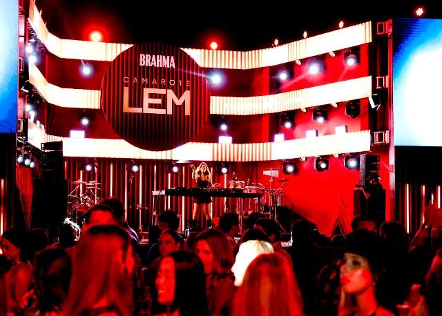 Palco do Camarote LEM mantém a festa acesa e garante música durante toda a noite no Arraiá