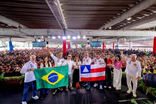 Convenção de Jerônimo reúne mais de 30 mil pessoas e mostra a grande força do time de Lula na Bahia