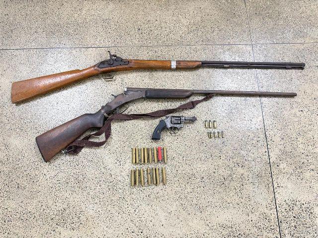 POLICIA MILITAR apreende revólver, duas espingardas e munições em Banzaê