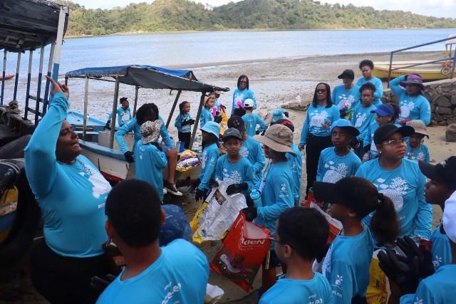 Aproximadamente 500 kg de resíduos são retirados e 350 mudas de mangue são plantadas na Ilha de Maria Guarda