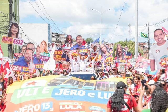 Caminhada do 13 lota ruas do Subúrbio e Jerônimo destaca mais de R$ 10,3 bilhões investidos em Salvador