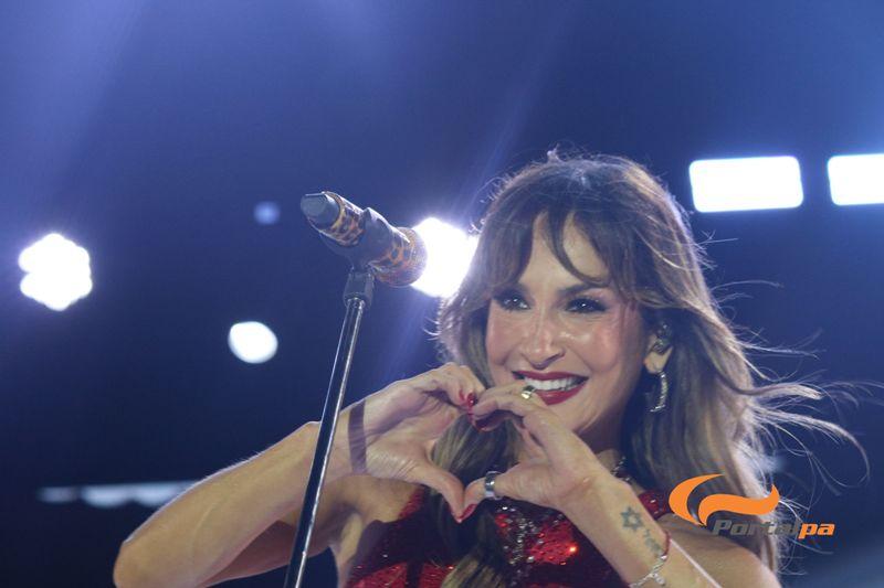 Claudia Leitte agita público no encerramento da Copa Vela em Paulo Afonso