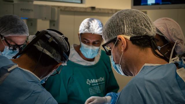 Robô amplia fronteira da cirurgia cardíaca na Bahia
