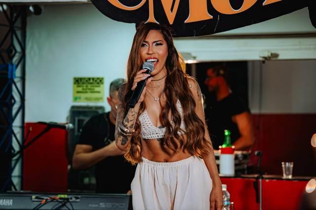 Simone Morena celebra sucesso de novo audiovisual, que ultrapassa 200 mil visualizações no YouTube
